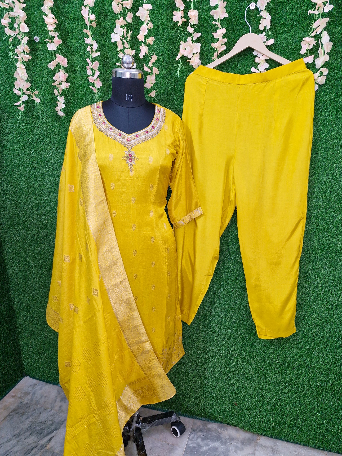 Exquisite yellow silk pant suit