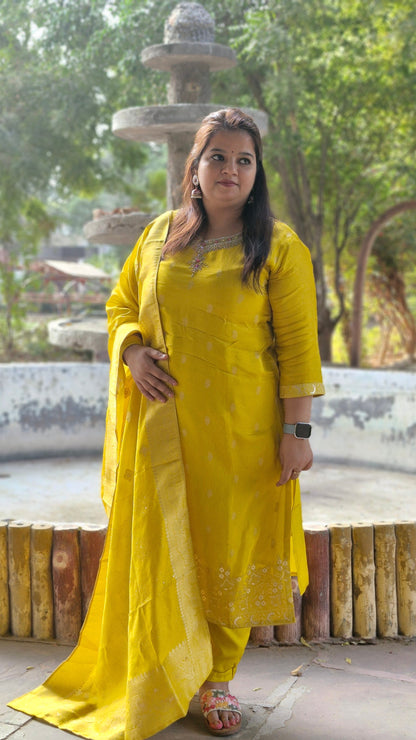 Exquisite yellow silk pant suit