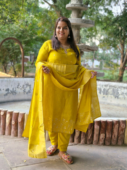 Exquisite yellow silk pant suit