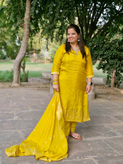 Exquisite yellow silk pant suit