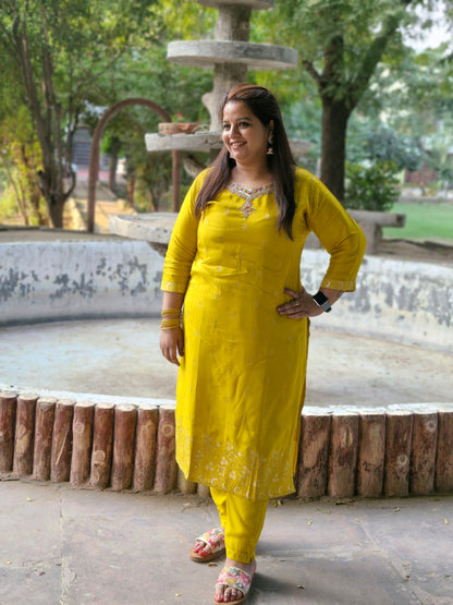 Exquisite yellow silk pant suit