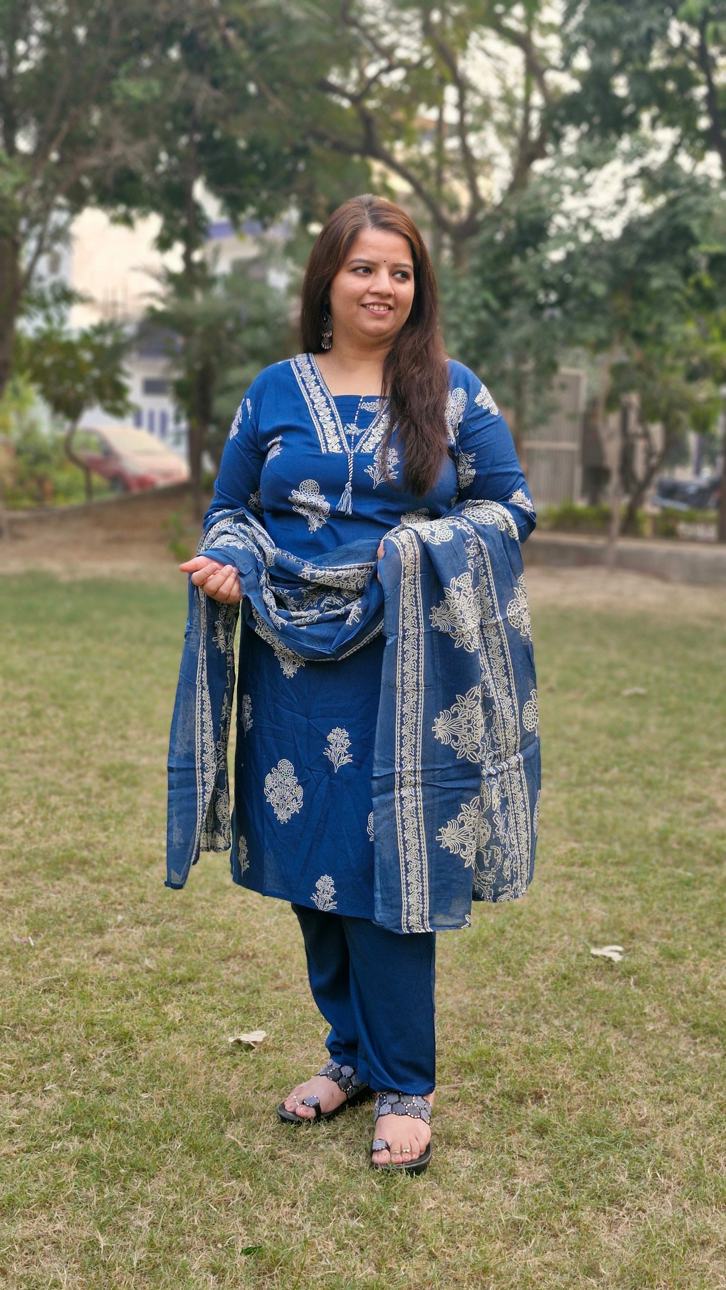 Exquisite three-piece teal blue suit,